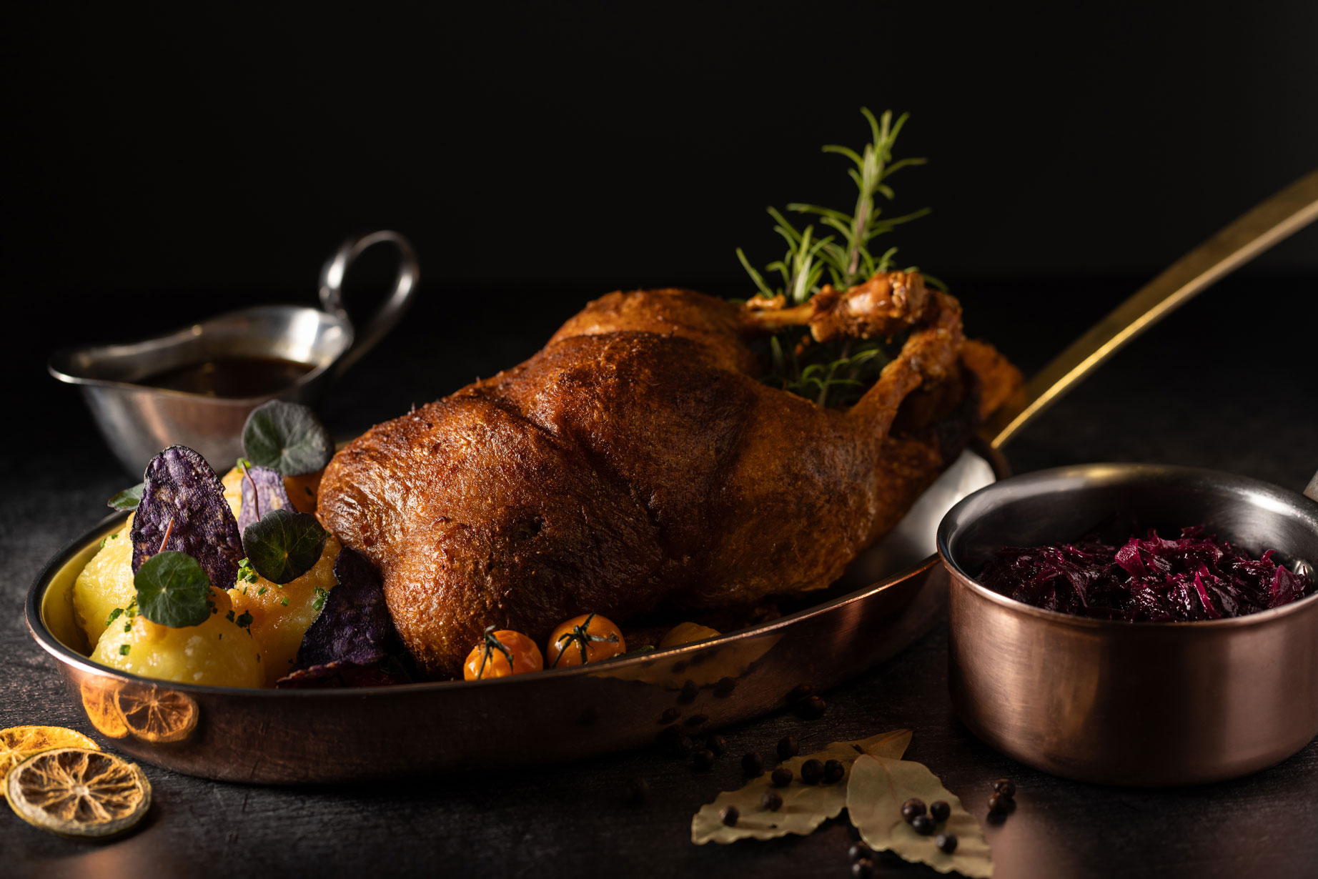 Eine toll angerichtete Ente mit Beilagen wie Blaukraut und Bratenjus, natürlich dürfen auch selbstgemachte Knödel nicht fehlen.