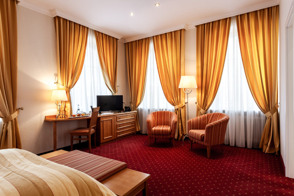 Unser Hotelzimmer in Günz, gemütlich und einladend mit schönen orangen Vorhängen, tollen Deckenspots und allem was dazugehört.