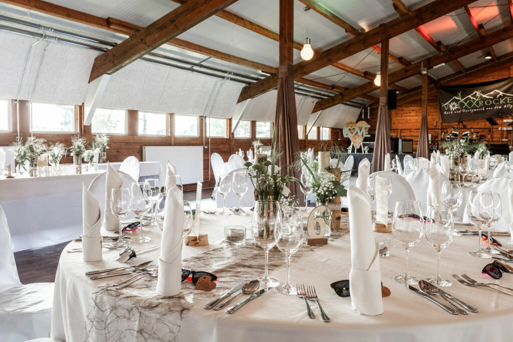 Eine toll dekorierte, runde Tafel, unser Feststadl is bereits für die kommende Hochzeit. Weiße Servietten, Weingläser alles steht bereit.
