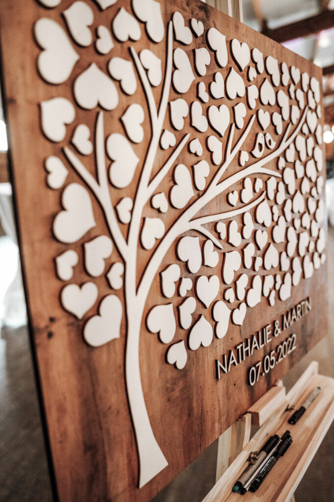 Die Hochzeitstafel, toll gestaltet aus Holz.