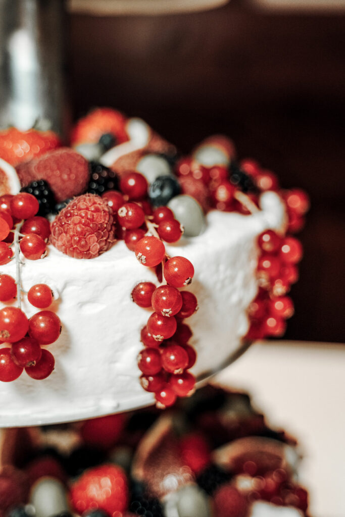 Das Dessert ist angerichtet, dekoriert mit Beeren, einfach lecker.