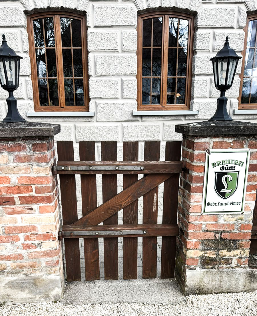 Der Eingang des Biergartens in Günz.