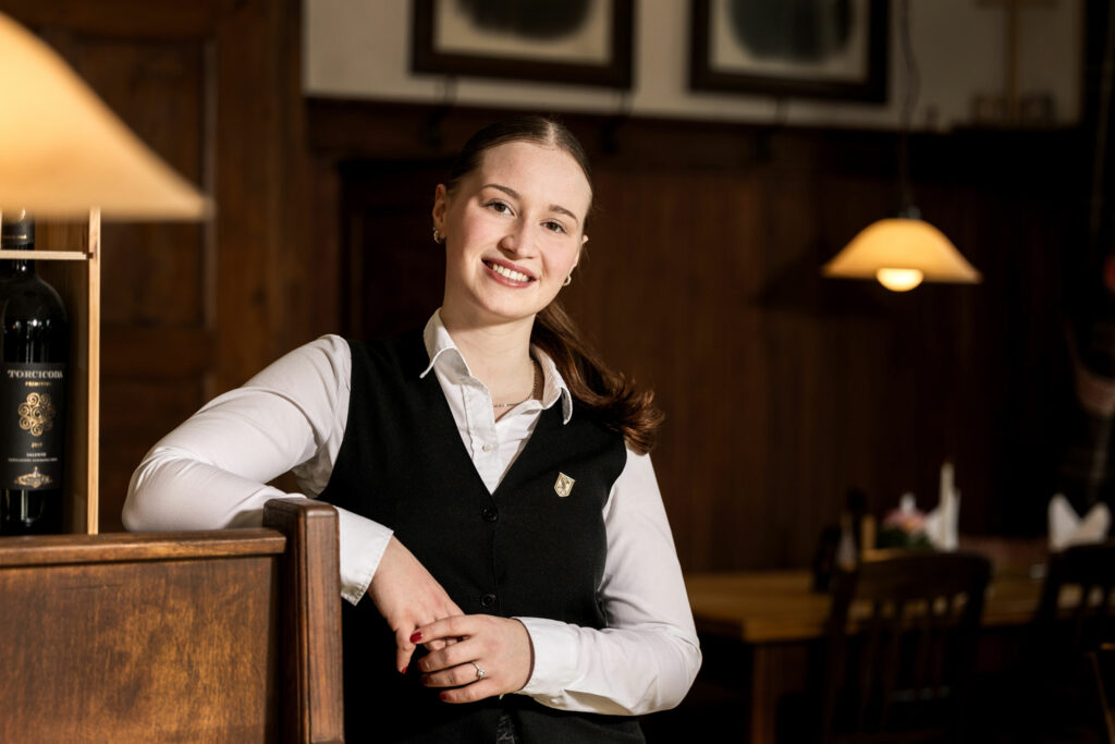 Eine junge Mitarbeiterin des Brauereigasthof-Hotel Laupheimers bei einem Fotoshooting inder Gaststube