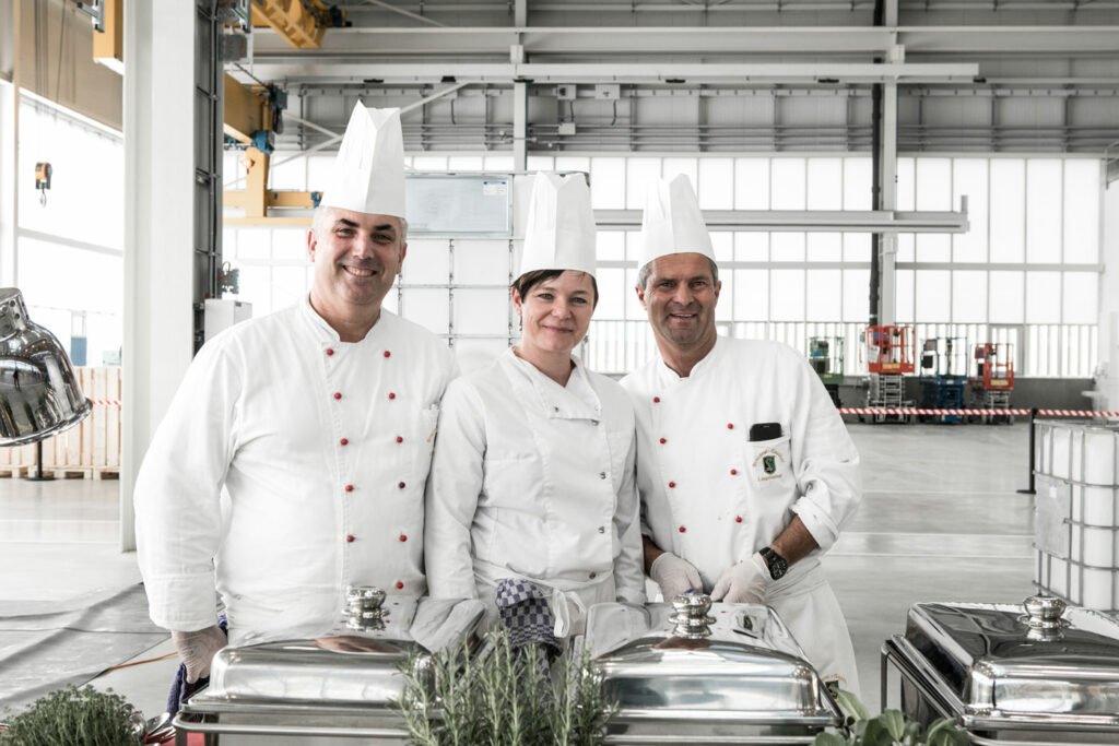 Ein tolles Porträt unserer Mitarbeiter/innen beim Liebherr Catering Event. Alle drei tragen Ihre Kochuniform inklusive der typischen Kochmützen.