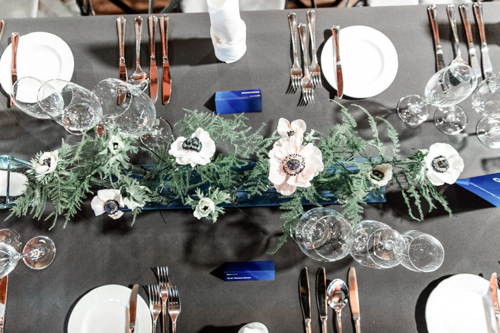 Die Tischdekoration für ein Firmenevent der Bayerischen Bauindustrie. Elegante weiße Servietten und edles Tischgedeck im Feststadl.