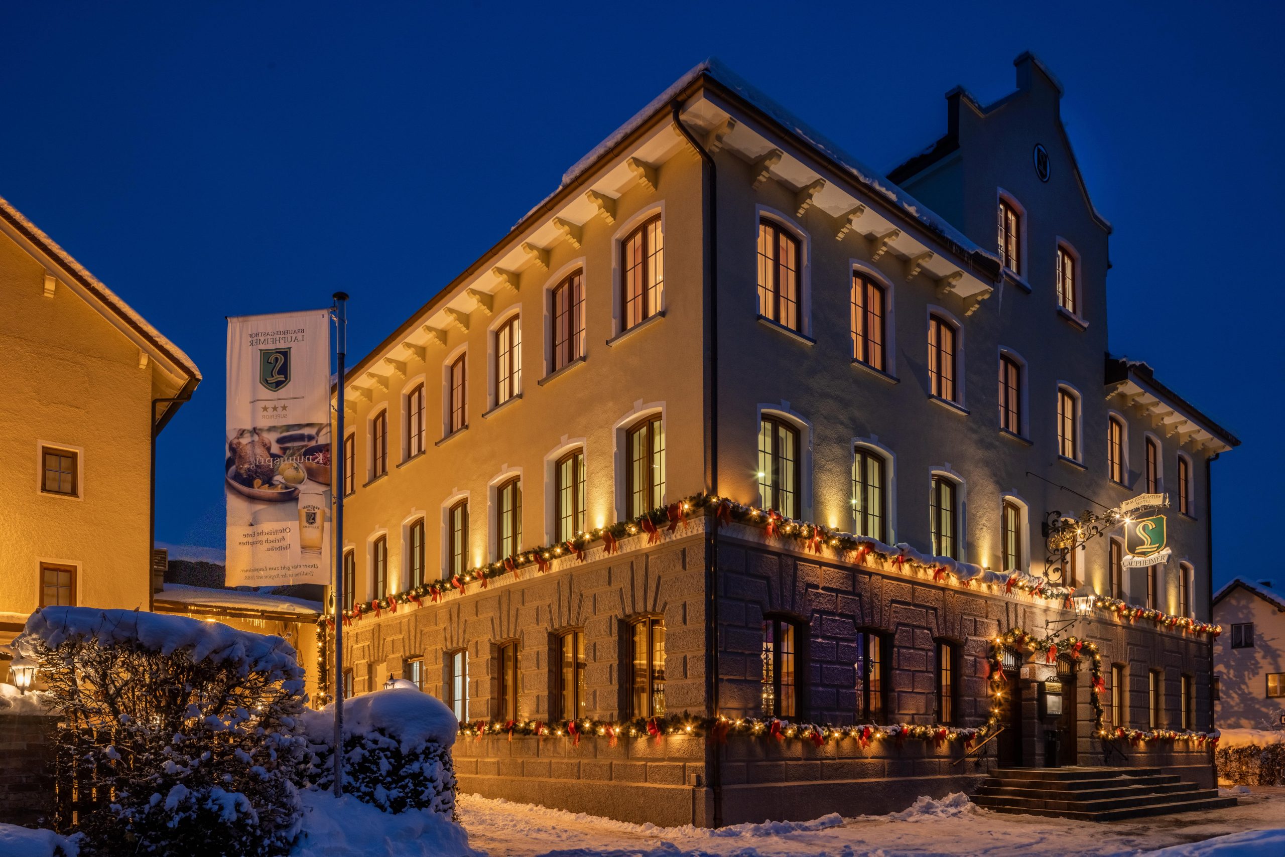 Unser Brauereigasthof in Günz, ummantelt von einer tollen Winterlandschaft und passender Dekoration.