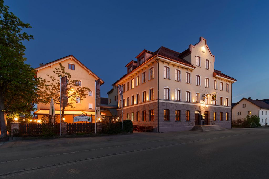 Beleuchteter Biergarten und Hotel Brauereigasthof Laupheimer in Günz im Allgäu – perfekte Kombination aus Unterkunft und regionaler Gastronomie.