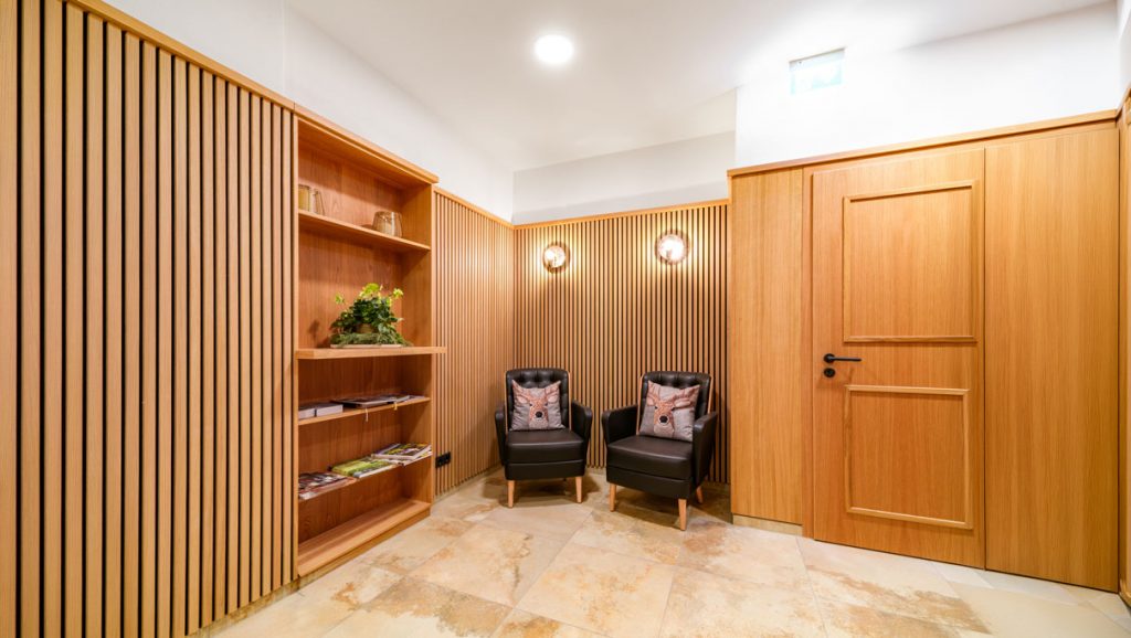 Moderner Empfangsbereich mit Sitzgelegenheiten im Brauereigasthof-Hotel Laupheimer in Günz im Allgäu – stilvolles Ambiente und einladender Bereich für Gäste.